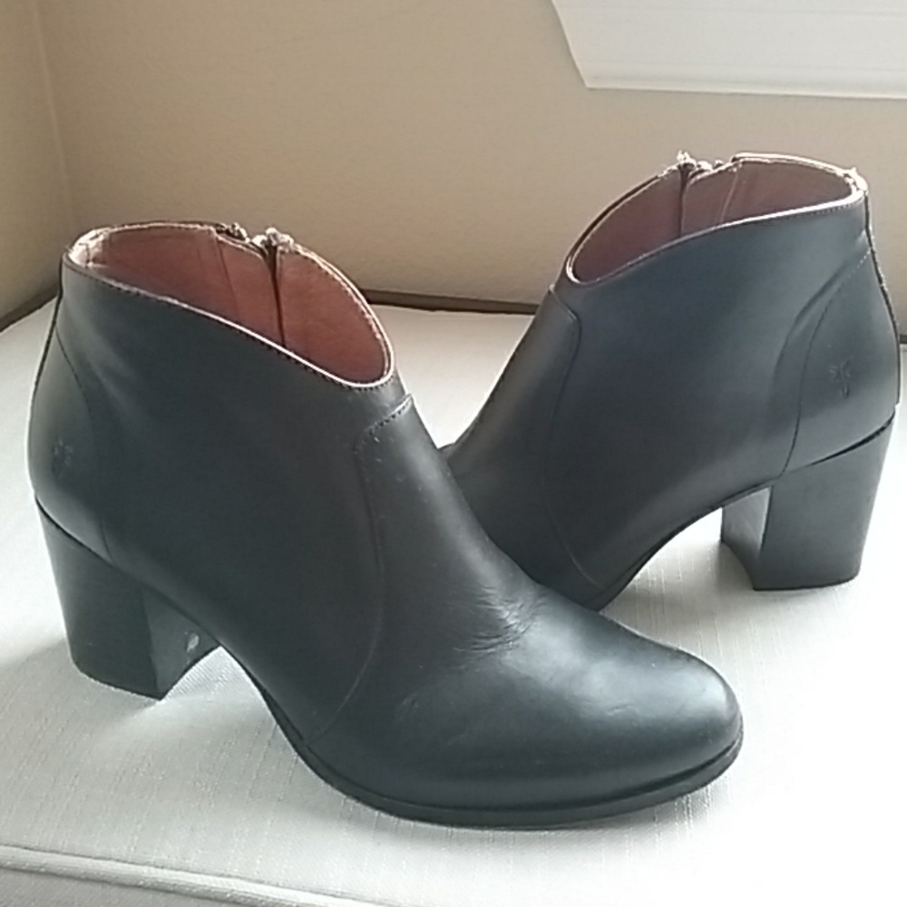 Frye Nora Short Zip Boots